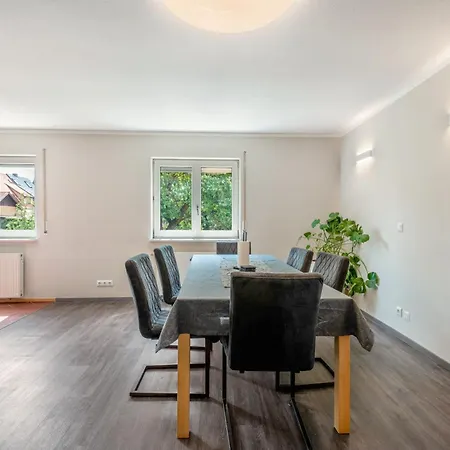 Ferienhaus Geräumiges Haus Mit Garten Terasse